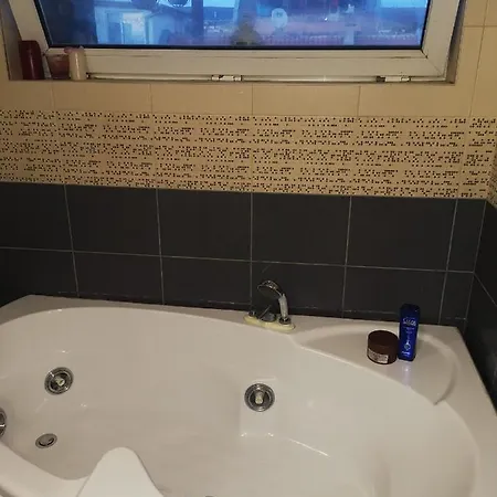 Central 5 Min Beach Apartment With Bathtub *