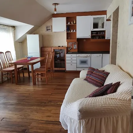 Central 5 Min Beach Apartment With Bathtub Penzion