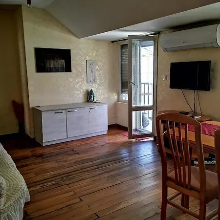 Penzion Central 5 Min Beach Apartment With Bathtub *