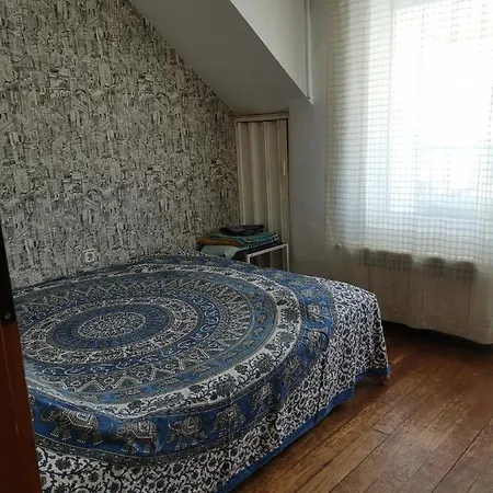 Penzion Central 5 Min Beach Apartment With Bathtub Varna