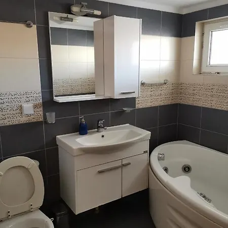 Central 5 Min Beach Apartment With Bathtub Penzion *