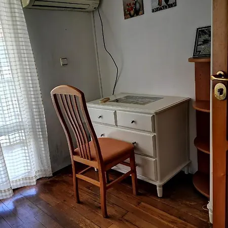 Central 5 Min Beach Apartment With Bathtub Penzion