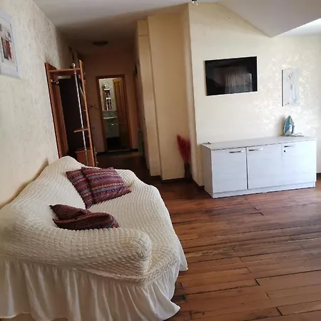 Central 5 Min Beach Apartment With Bathtub Penzion
